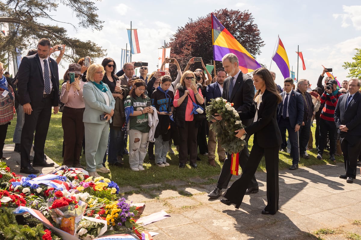 Los Reyes abrazan la memoria republicana en Mauthausen | España