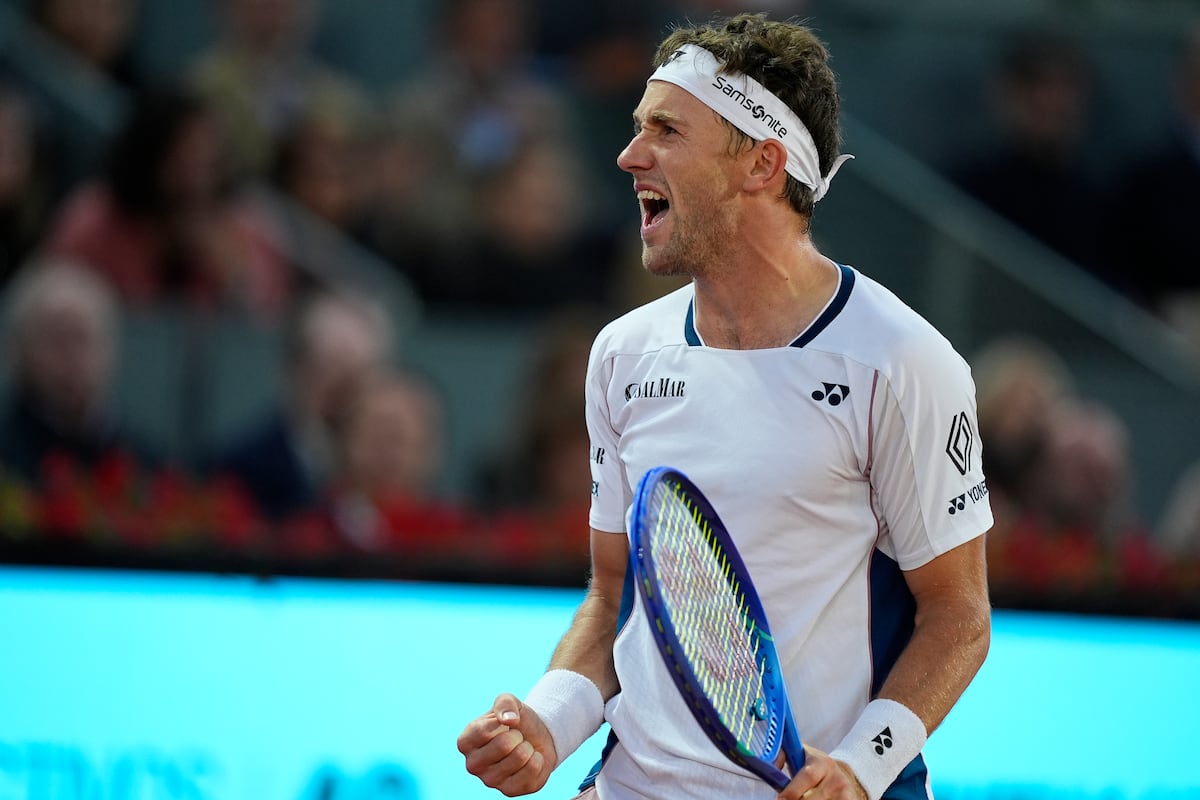 Dos hombres solos en una pista central de Madrid | Tenis | Deportes