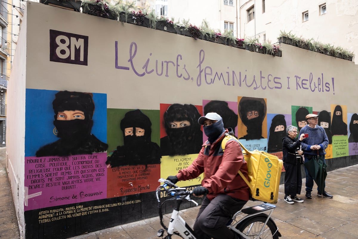 Vandalizado un mural feminista de Barcelona con pintadas de velos islámicos | Noticias de Cataluña