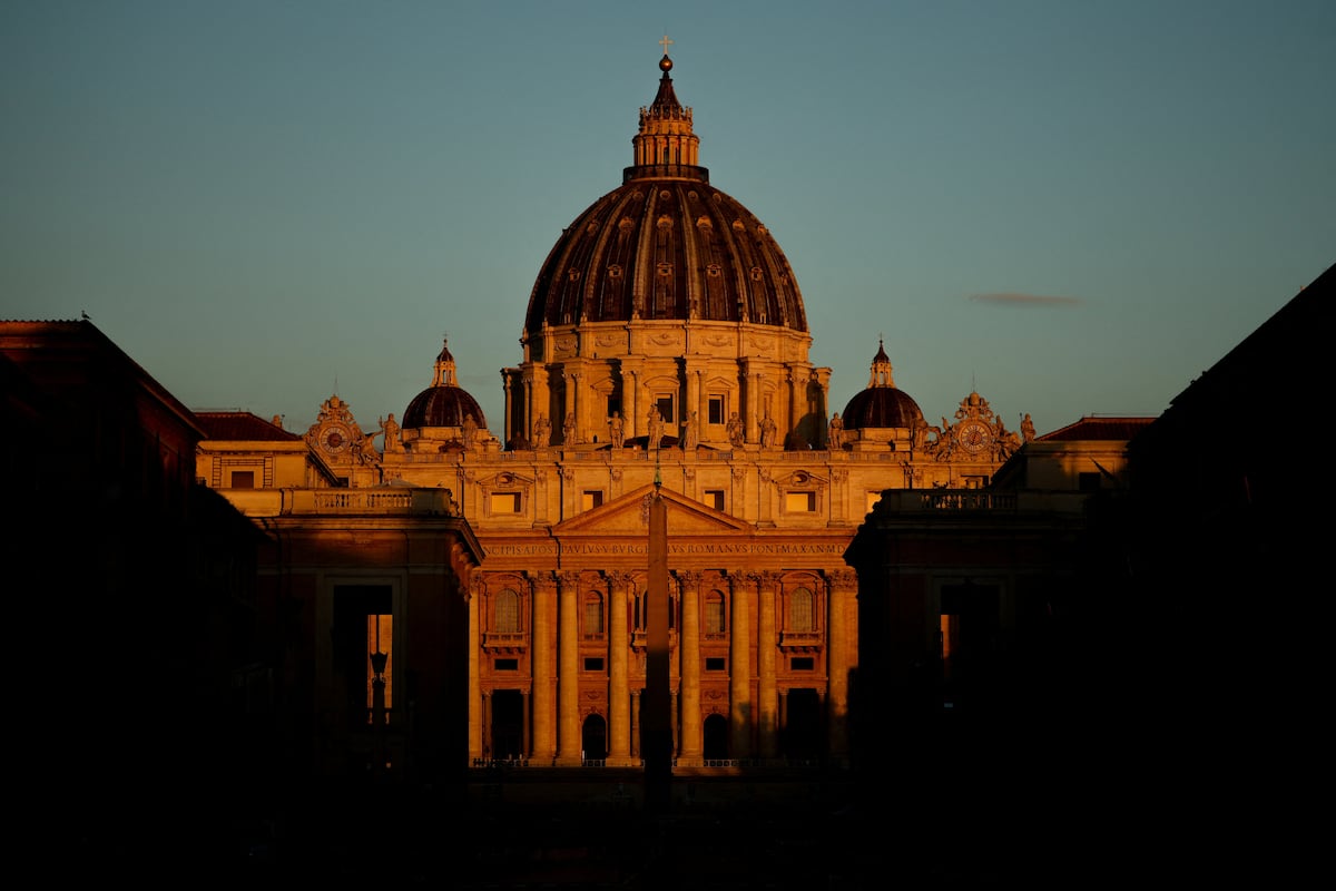 El cónclave para la elección del nuevo papa, en directo | Los cardenales se blindan en la Capilla Sixtina para elegir al nuevo papa en el cónclave más concurrido y multicultural de la historia | Internacional