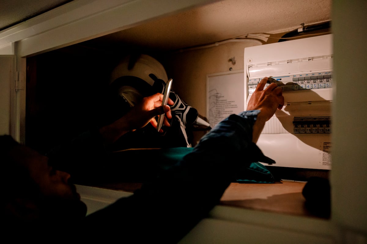 Detienen a un electricista en Alicante que simuló otro apagón en su edificio para cobrar 50 euros por vecino | Noticias de la Comunidad Valenciana
