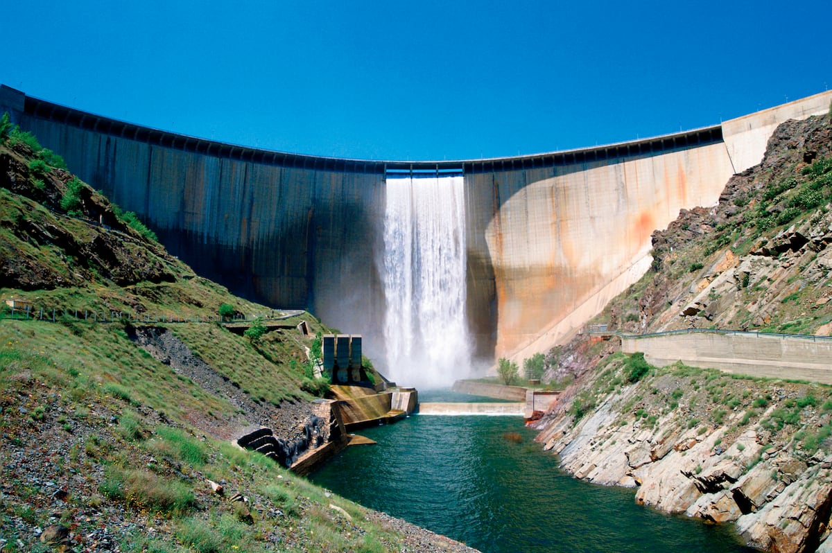 Espectáculo en El Atazar: vierte agua por primera vez en 34 años por su aliviadero superior | Noticias de Madrid