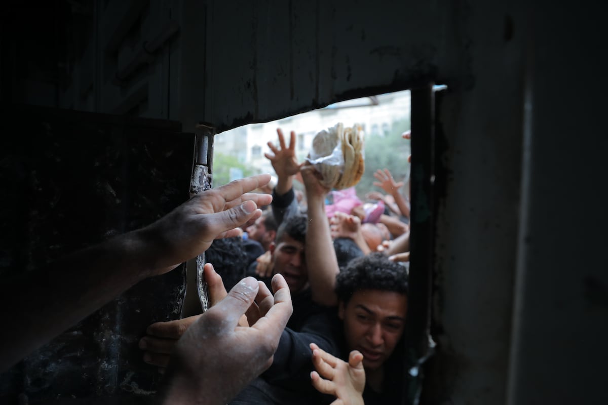 La ayuda humanitaria empieza a circular con cuentagotas por el interior de Gaza | Internacional