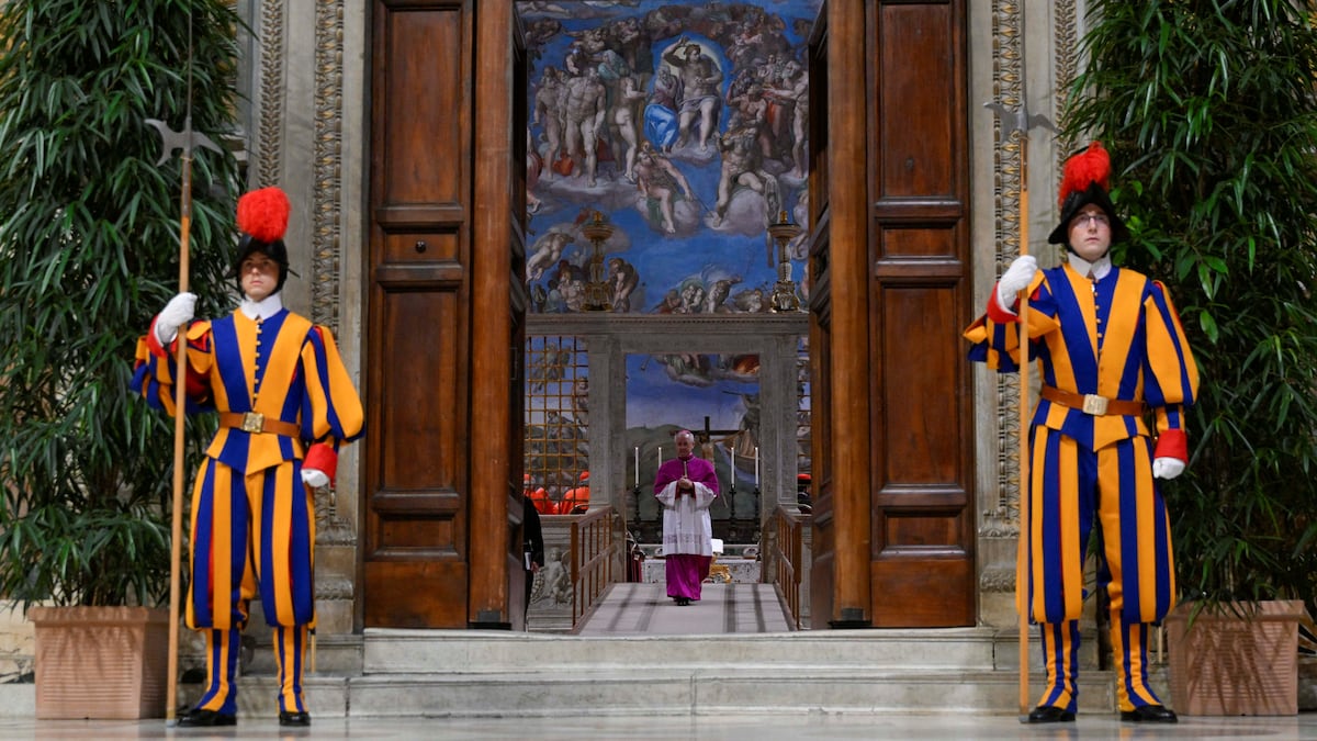 Así ha arrancado el cónclave que elegirá al nuevo Papa: de la misa hasta el “extra omnes”