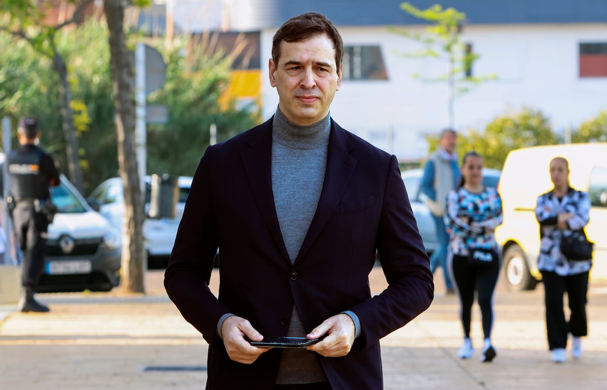 La jueza sienta en el banquillo al hermano de Pedro Sánchez pese a la oposición de la Fiscalía | España