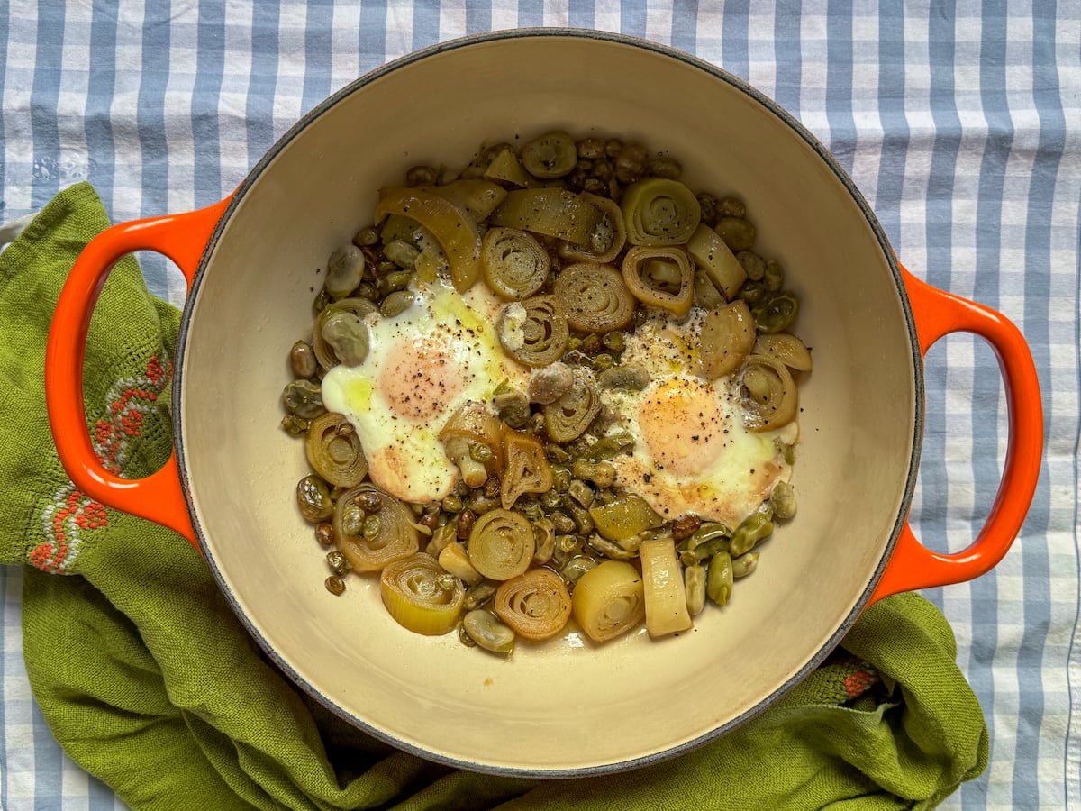 Habitas estofadas con huevos escalfados | El Comidista | Gastronomía