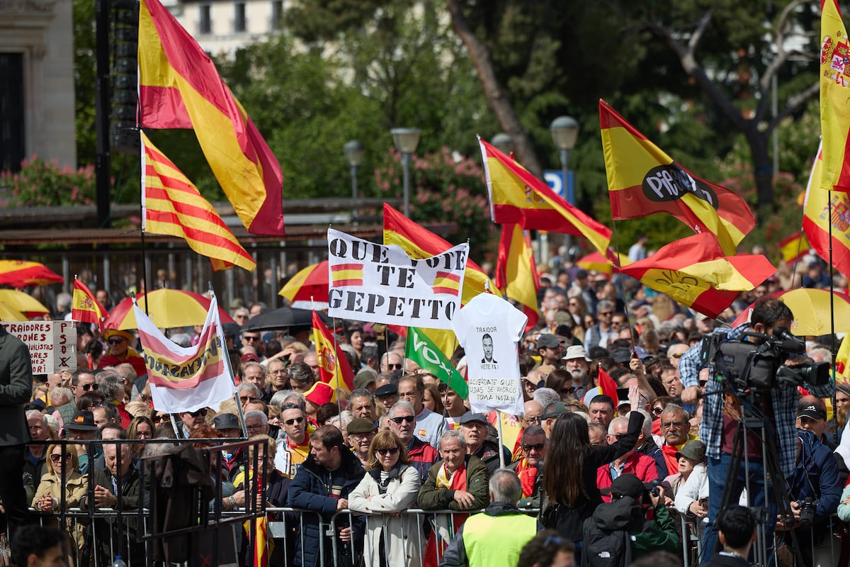 Miles de personas protestan en Madrid para exigir la dimisión de Sánchez tras el apagón | España