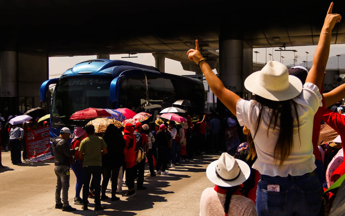 Los maestros de la CNTE aumentan la presión contra el Gobierno y toman las principales casetas de entrada a la capital