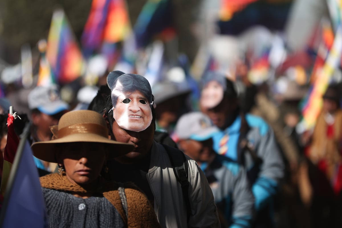 Evo Morales presiona por su candidatura electoral con una gran marcha en La Paz