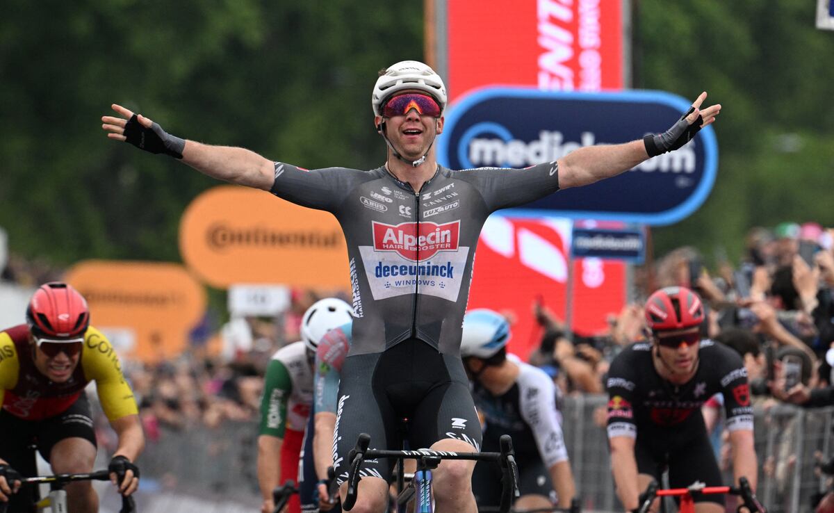 El asfalto resbaladizo neutraliza la jornada napolitana | Ciclismo | Deportes