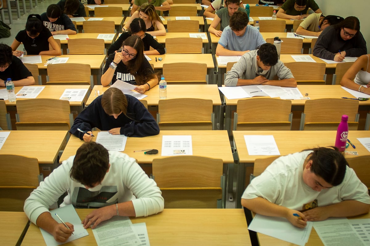 El acuerdo del diseño de las preguntas no será de aplicación obligatoria, aunque la CRUE espera que sea aplicado de forma generalizada a partir de 2026 : Las universidades pactan una estructura común del examen de Selectividad y descartan unificar contenidos | Educación