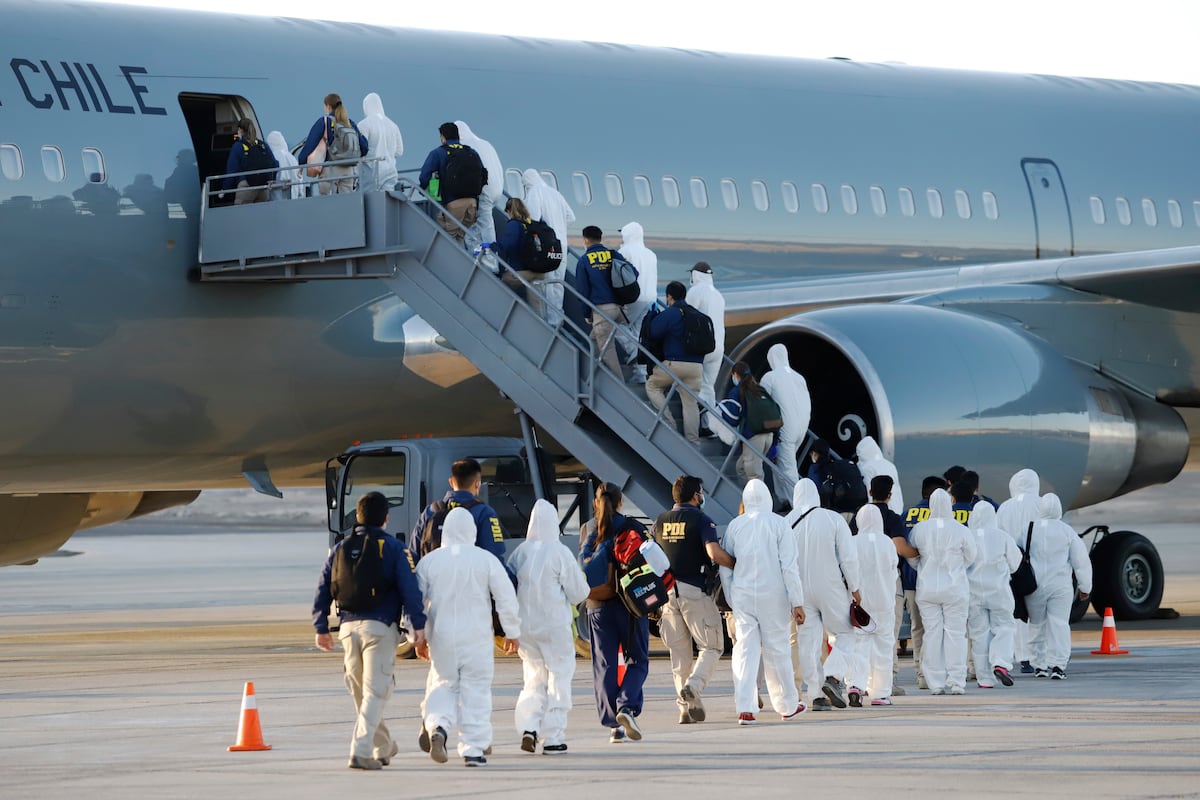 Estados Unidos envía a Santiago un vuelo con 44 chilenos deportados