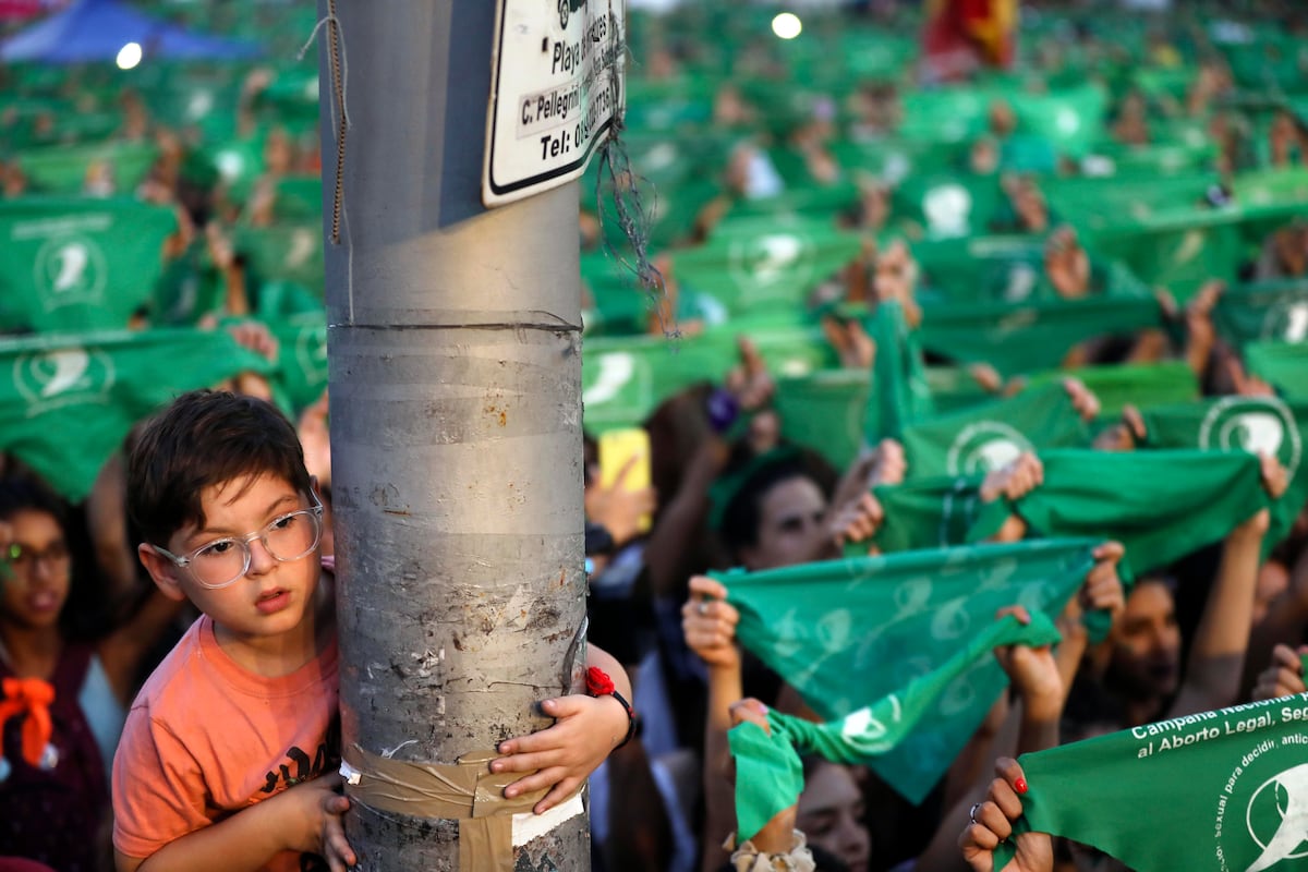 Milei aprovecha la caída abrupta de nacimientos en Argentina para radicalizar su discurso contra el aborto