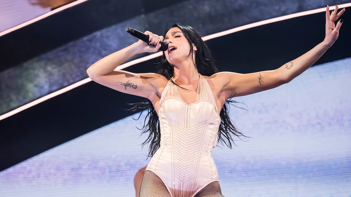 Dua Lipa versiona ‘Héroe’ de Enrique Iglesias en su concierto en Madrid | Cultura
