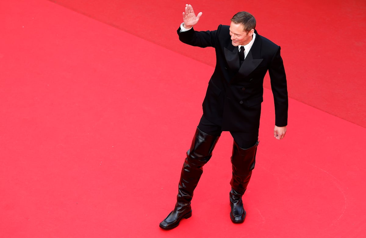 Botas de cuero contra las ‘normas de la decencia’: así retan Alexander Skarsgård o Pedro Pascal a la alfombra roja | ICON