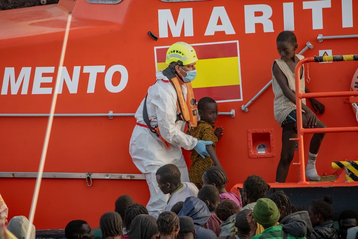 El Gobierno avanza en el plan de traslado de los menores migrantes a pesar de la guerra abierta por el PP | España