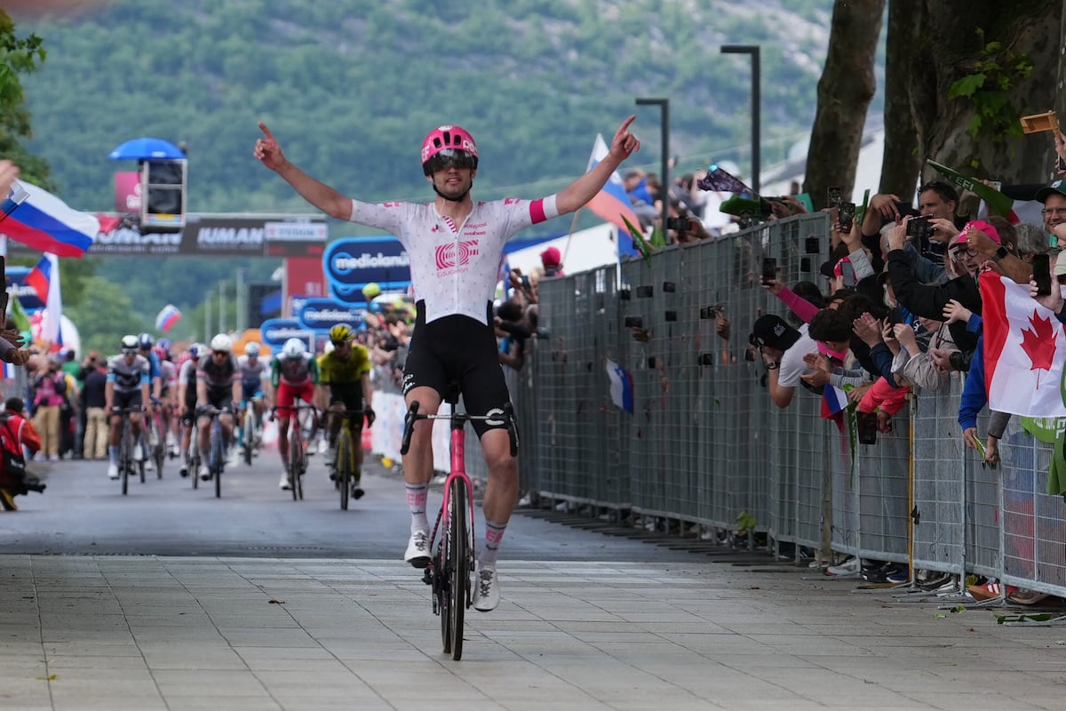 Un atasco por una caída frena a Roglic y a Juan Ayuso y refuerza a Isaac del Toro en su liderato del Giro de Italia | Ciclismo | Deportes
