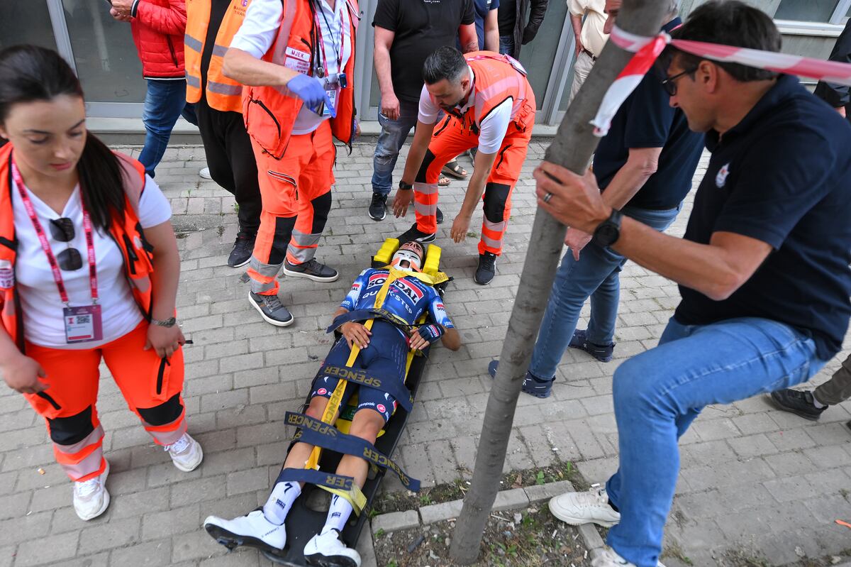 Mikel Landa abandona el Giro en ambulancia tras una fuerte caída en una primera etapa ganada por Pedersen | Ciclismo | Deportes