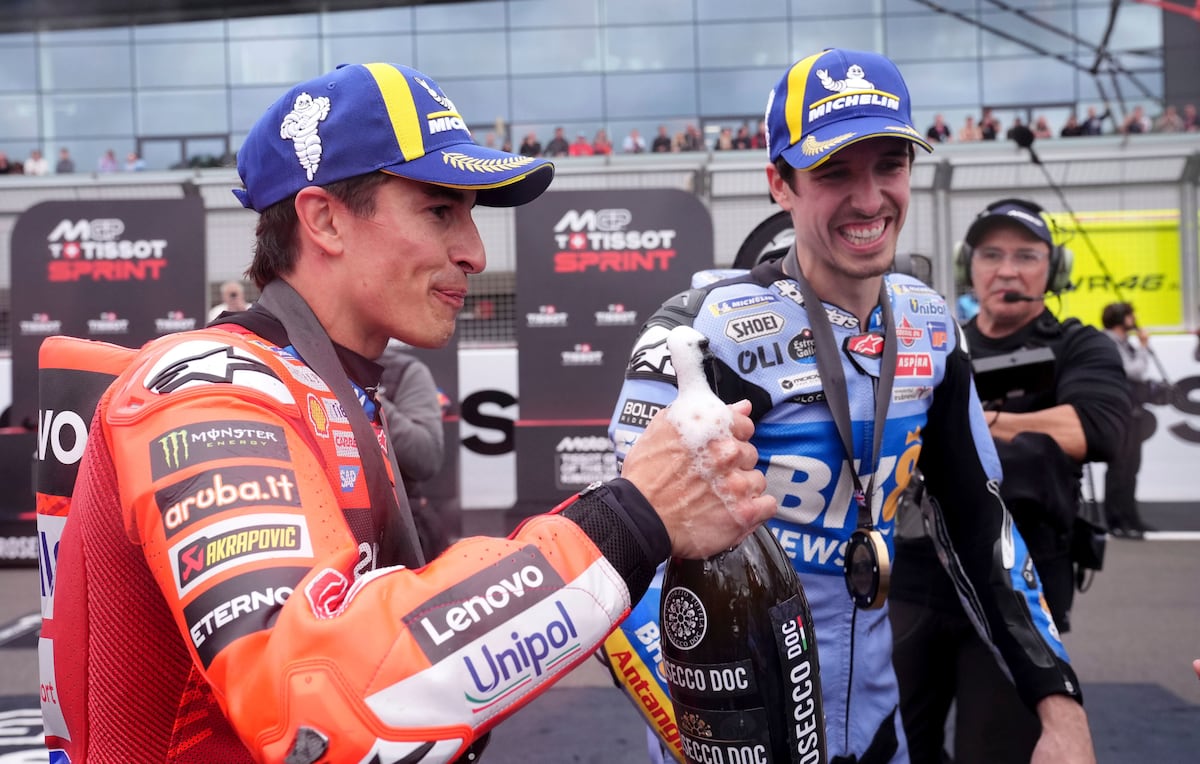 Álex Márquez puede con Marc en la ‘sprint’ del GP del Reino Unido | Motociclismo | Deportes
