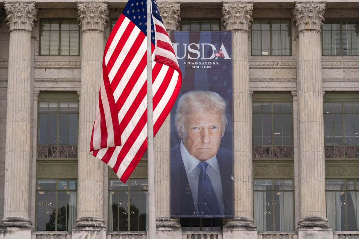 Trump presiona a Walmart para que se “coma” los aranceles y no suba los precios | Economía