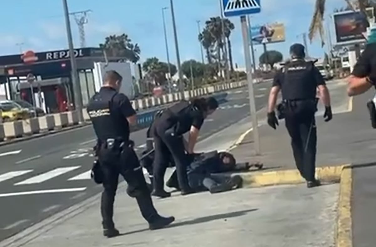 La Policía abate a tiros a un hombre tras intentar atracar un taxi en el Aeropuerto de Gran Canaria | España