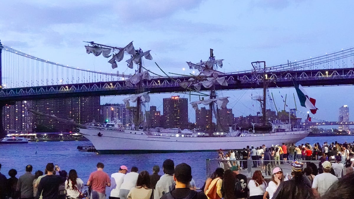 Dos tripulantes muertos en el choque del buque mexicano ‘Cuauhtemoc’ con el puente de Brooklyn