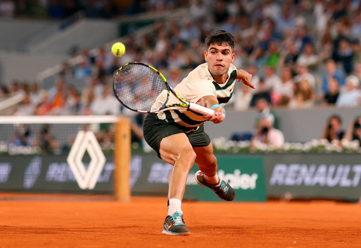 Alcaraz vence en el cuarto set a Dzumhur y avanza a los octavos de Roland Garros