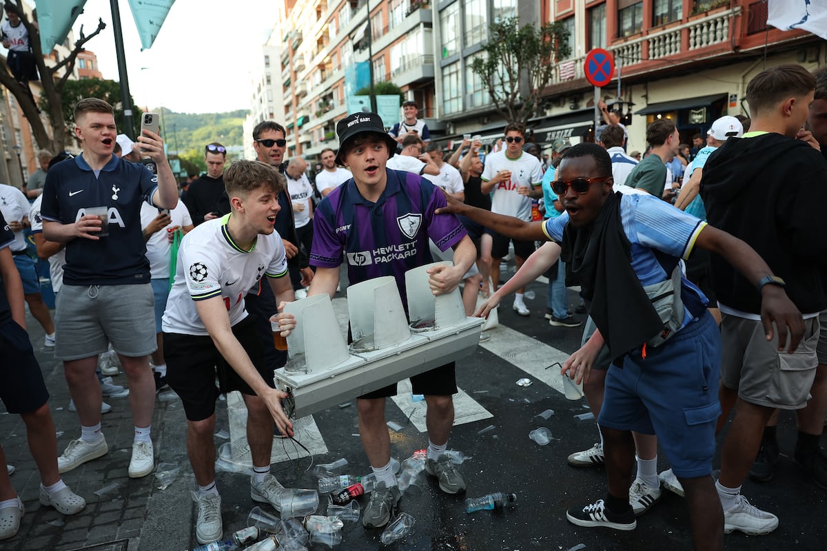 Un semáforo roto, el incidente más grave en Bilbao antes de la final de la Liga Europa | Fútbol | Deportes