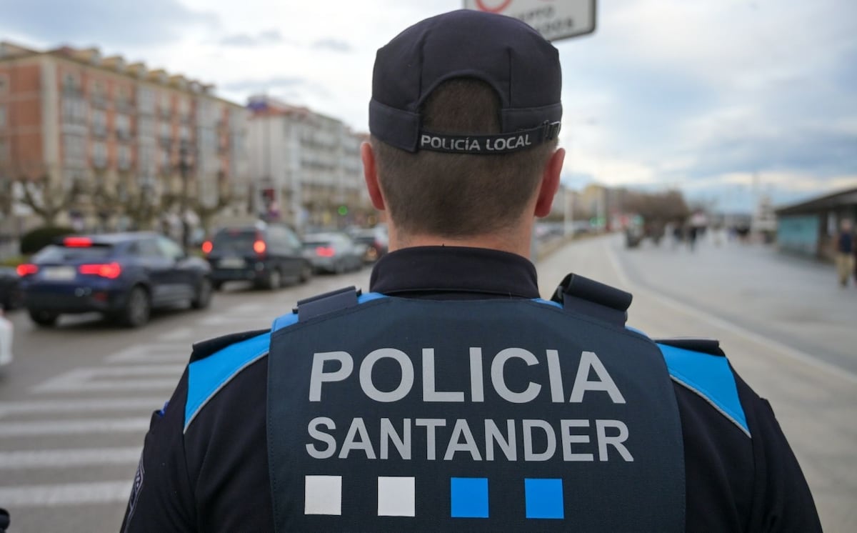 Un hombre conduce por el centro de Santander con un niño subido a la bandeja del maletero, hablando por teléfono y sin puntos | España