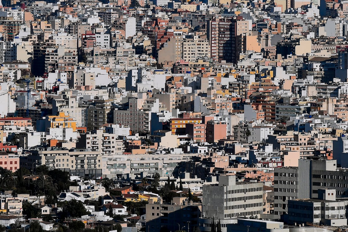 La propuesta extiende las rebajas en el IRPF por bajar el alquiler a las zonas no tensionadas | Economía