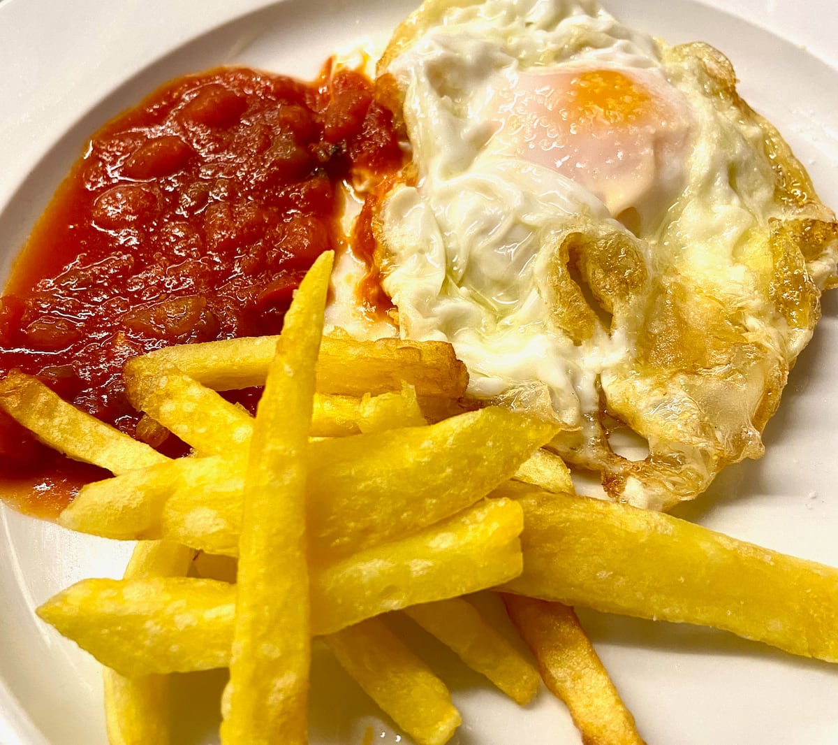 Veinte bares y restaurantes donde comerse unos buenos huevos fritos con patatas | El Comidista | Gastronomía