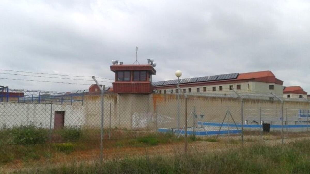 Tres detenidos por ayudar a un preso a fugarse de la cárcel de Valladolid en un carro portaequipajes | España