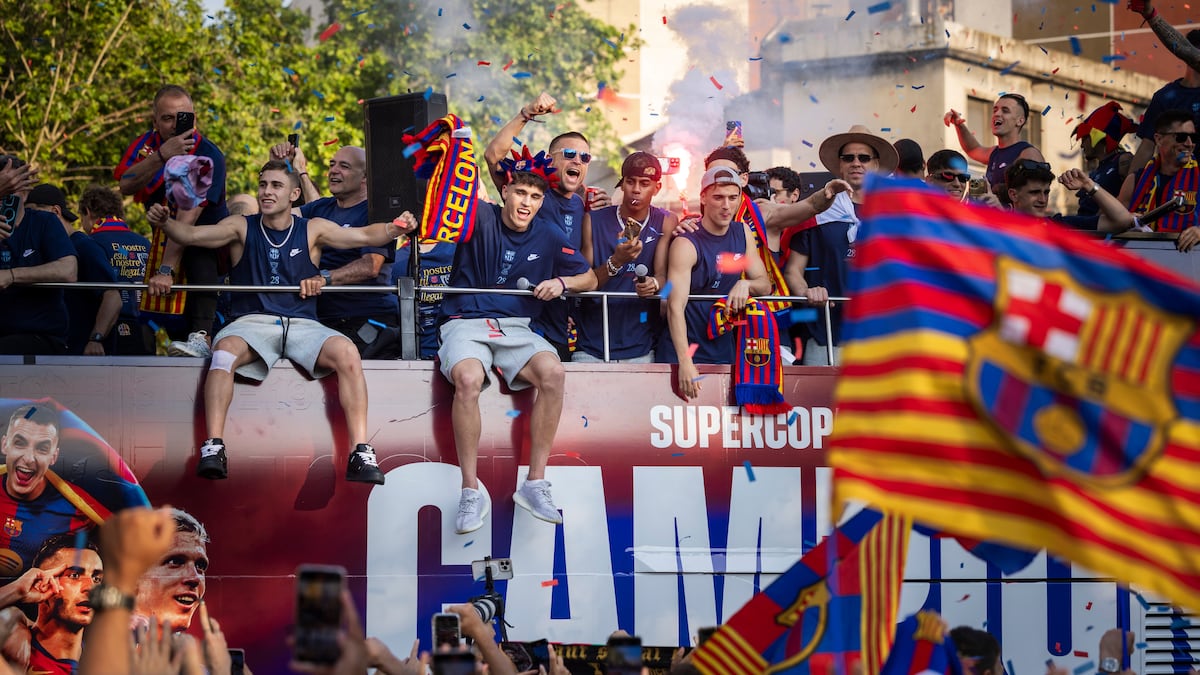 La rúa del FC Barcelona tras ser campeones de la Liga, en imágenes
