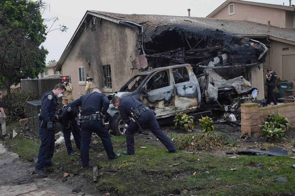 Un pequeño avión se estrella en un barrio de San Diego, incendiando viviendas y vehículos | Internacional