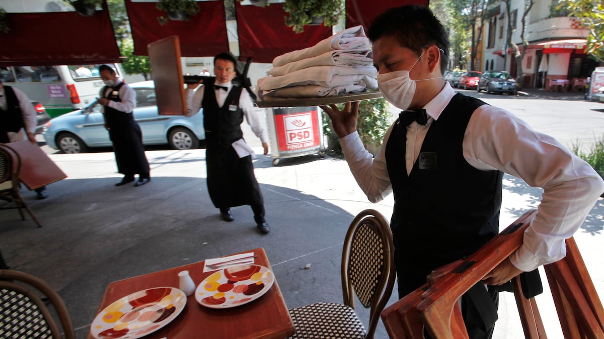 “En un día bueno llego a juntar unos 300 pesos”: la precariedad de los trabajos sin remuneración y con descuentos a las propinas