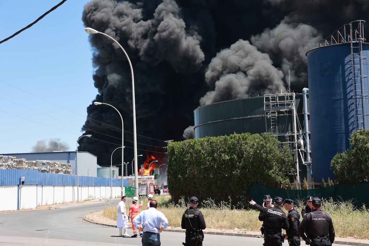 Una explosión provoca un incendio en una nave de productos químicos en la localidad sevillana de Alcalá de Guadaíra | España