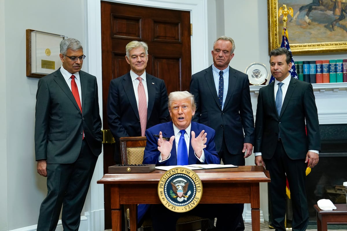 Trump decreta una rebaja de hasta el 80% en los medicamentos y exige a las farmacéuticas que los suban en el extranjero | Internacional