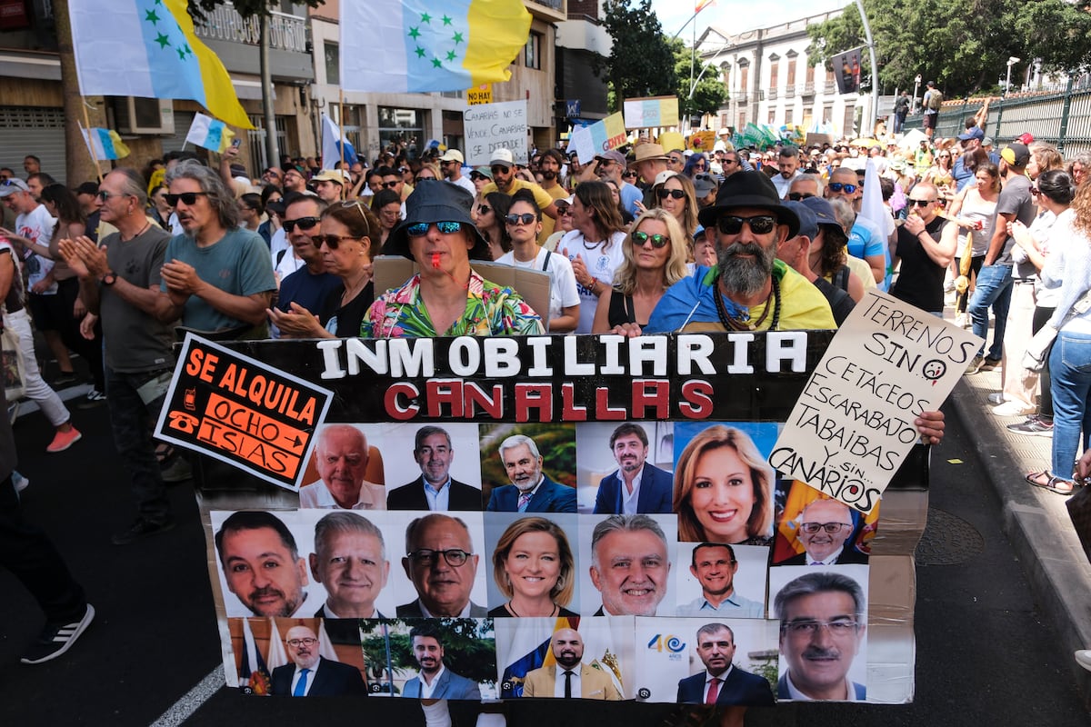 Más de 23.000 personas vuelven a la calle para reclamar límites al turismo en Canarias | Economía