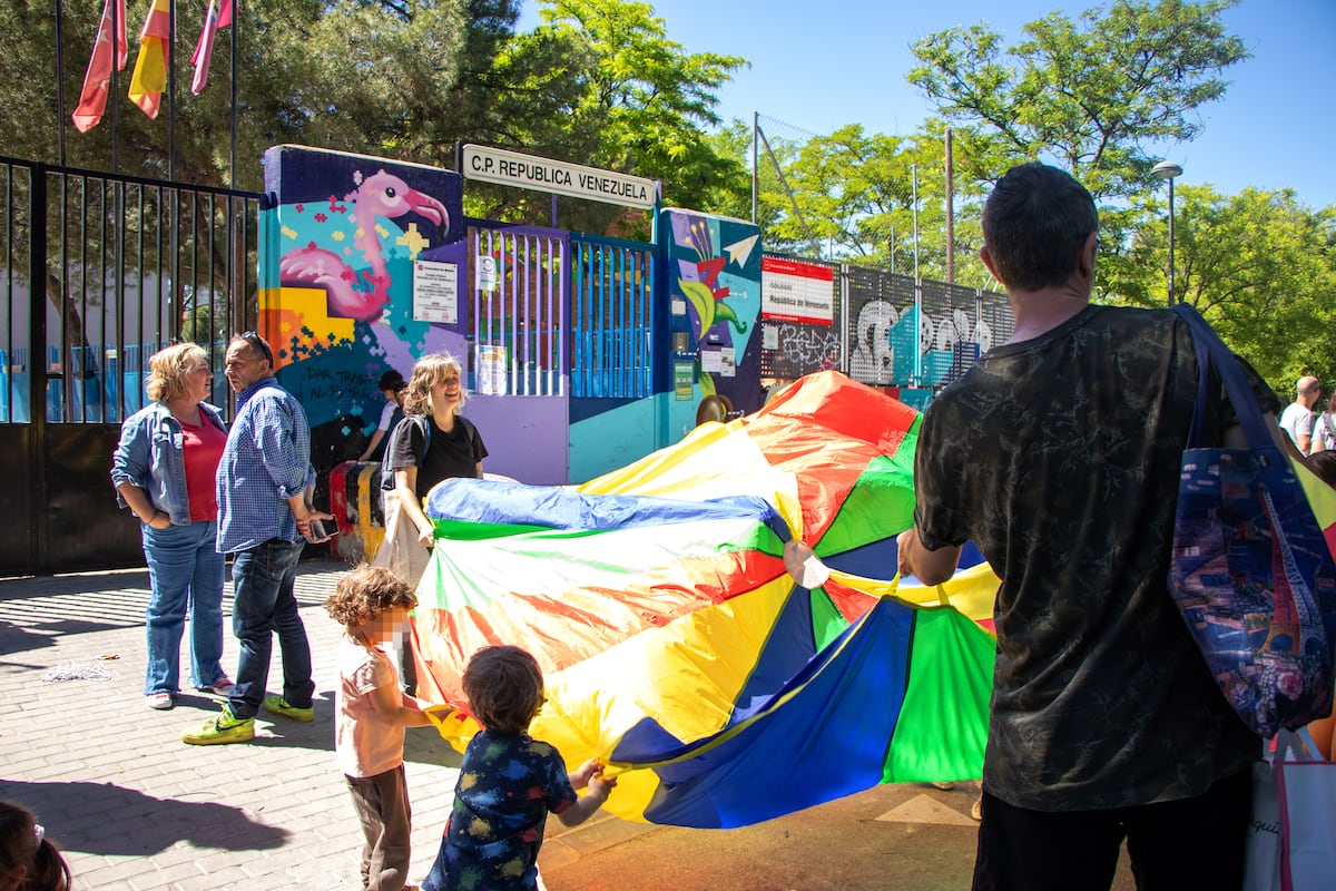 Las familias toman las calles en busca de seguridad alrededor de los colegios: “Nos hemos acostumbrado a estar alerta” | Clima y Medio Ambiente
