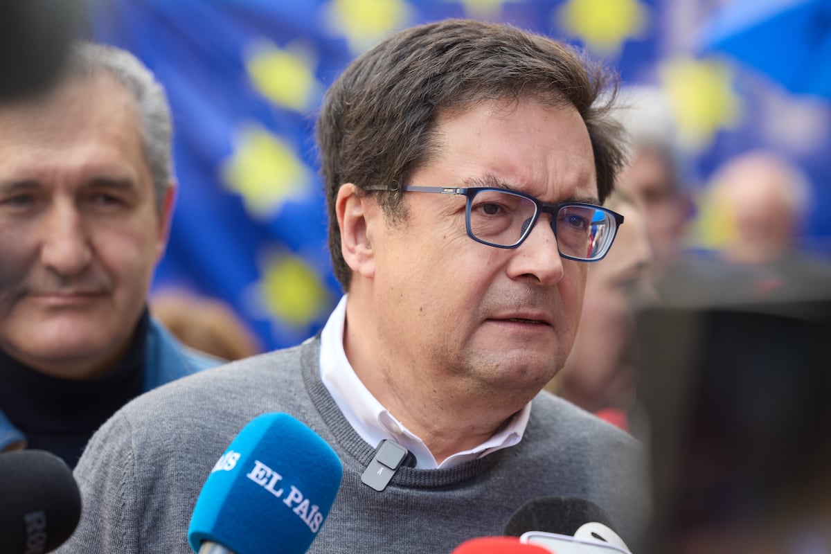 Óscar López ve “muy grave” que se publiquen mensajes privados de Sánchez y pide investigar la filtración | España