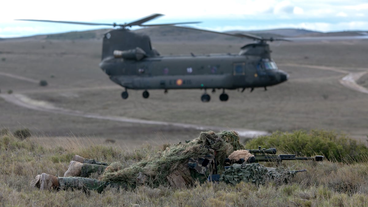 La Airef corrige al Gobierno y cree que el aumento del gasto militar sí tendrá impacto en déficit y deuda | Economía