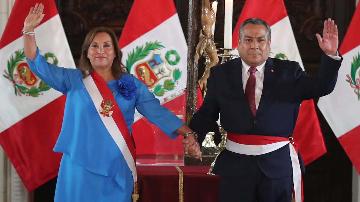 El primer ministro de Perú renuncia para evitar una destitución en el Congreso