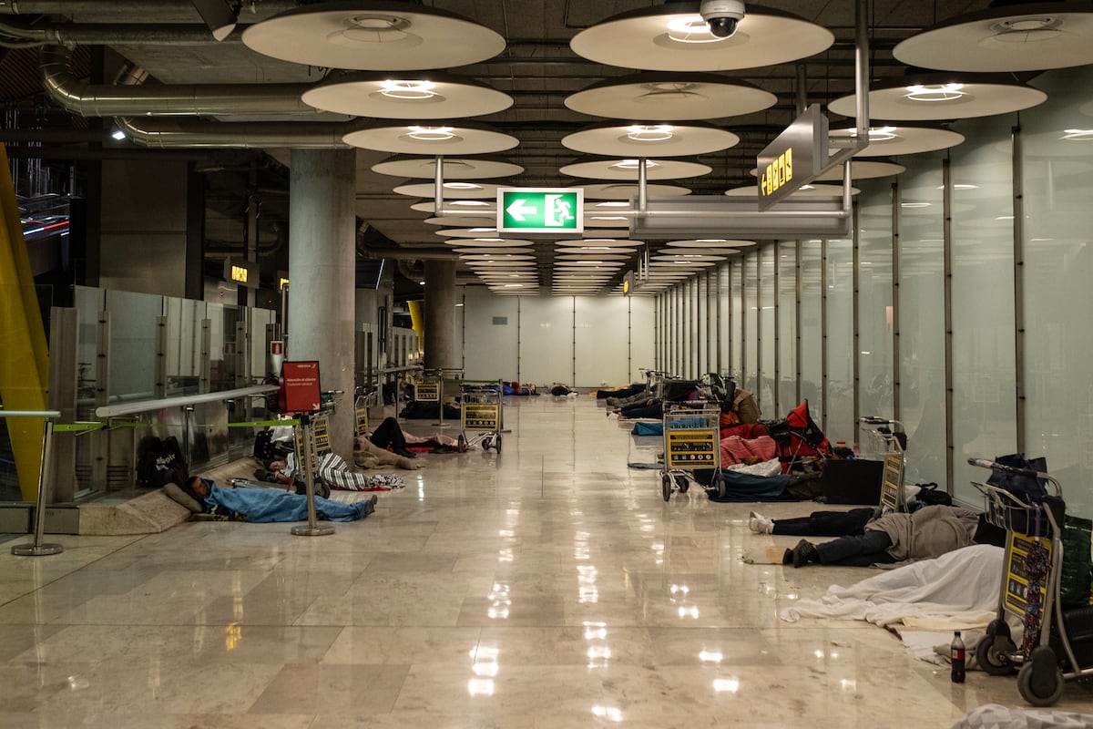 Casi tres meses después nadie sabe todavía quiénes son las 500 personas sin hogar del aeropuerto de Barajas | Noticias de Madrid