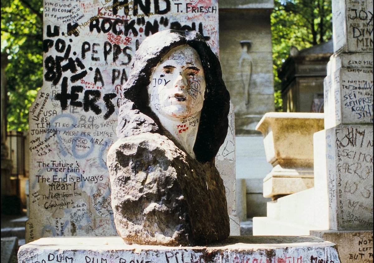 La policía recupera el busto de mármol que adornaba la tumba de Jim Morrison en París | Cultura