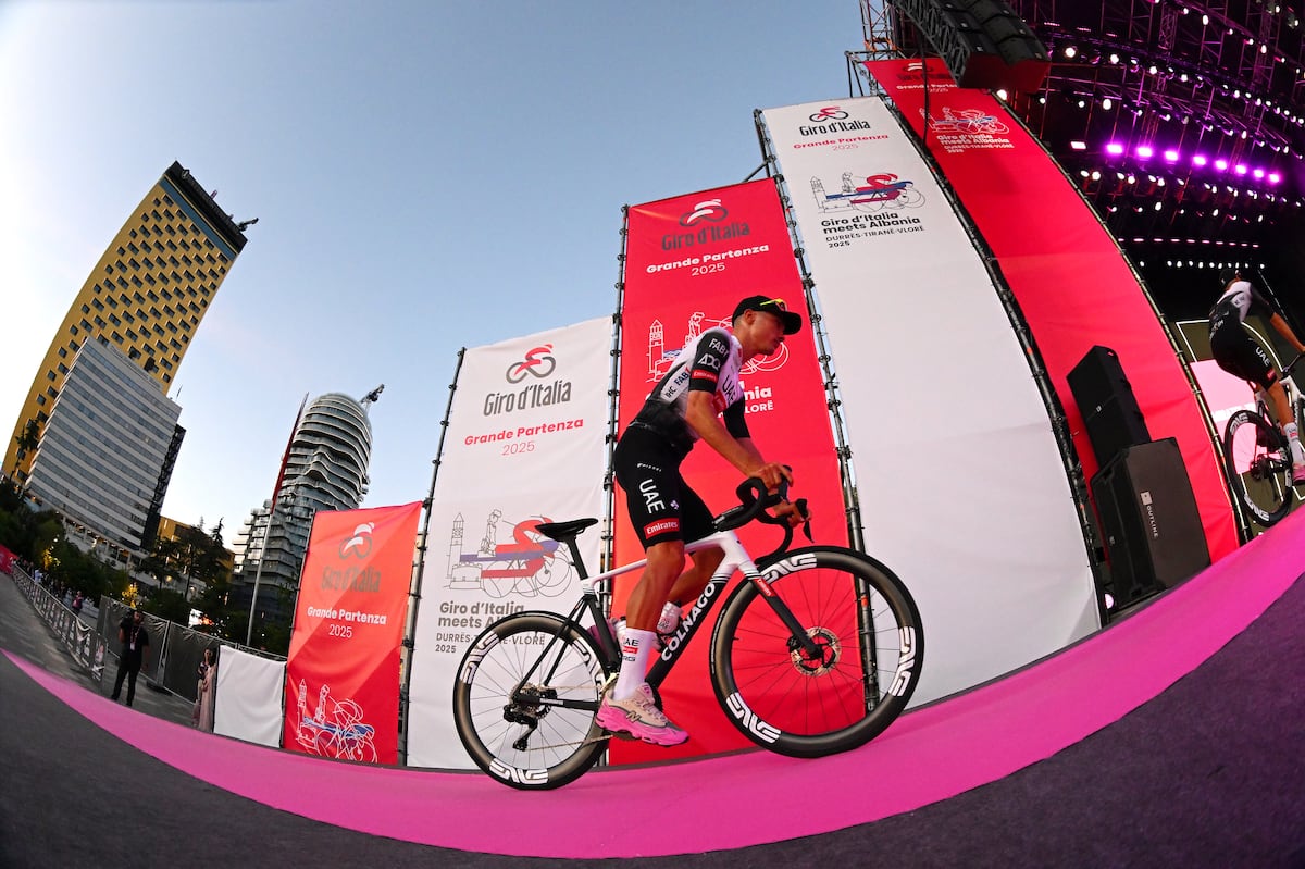 El primer Giro de Juan Ayuso comienza en las carreteras de Albania teñida de rosa | Ciclismo | Deportes