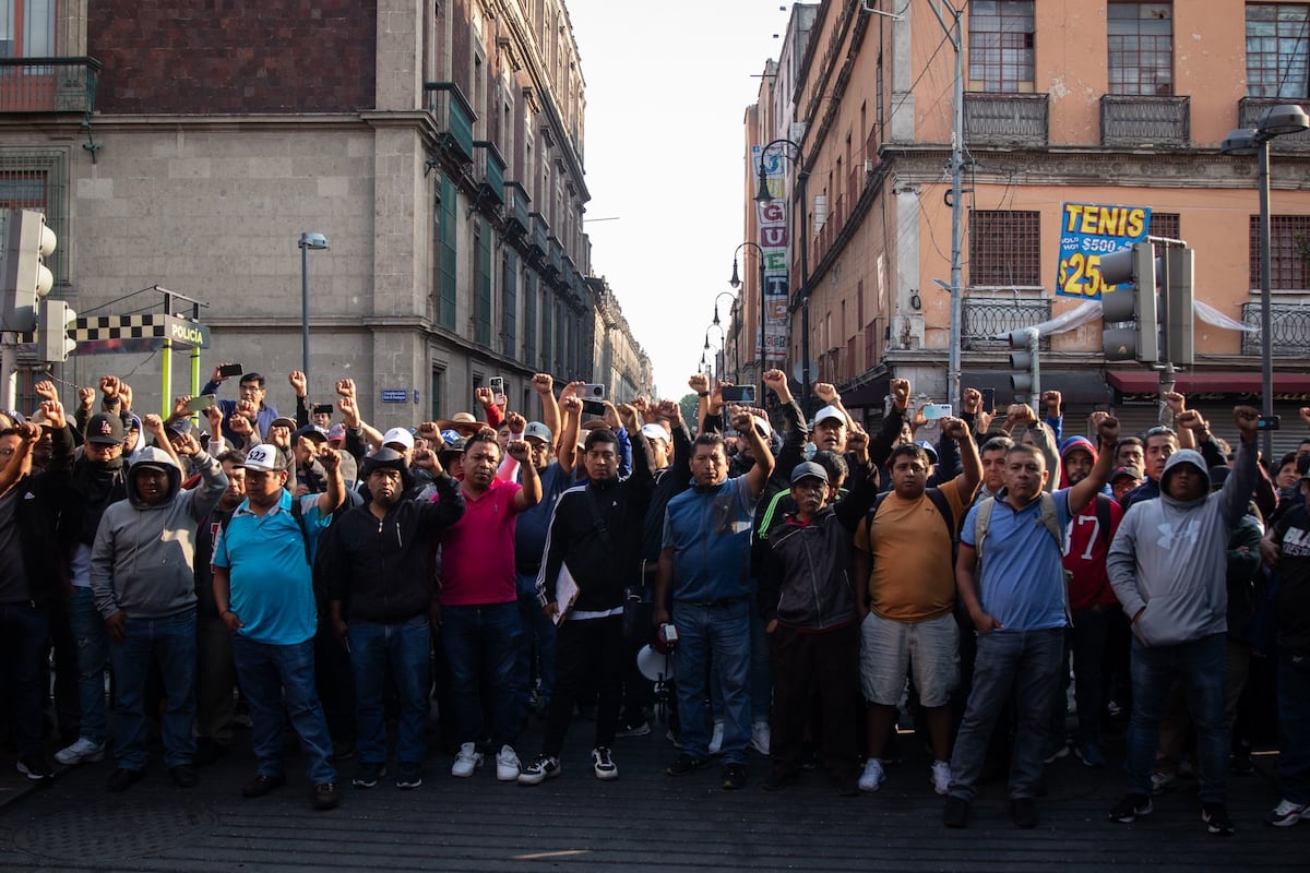 La negociación con el Gobierno encalla y los maestros de la CNTE bloquean el acceso a Palacio Nacional en la Mañanera