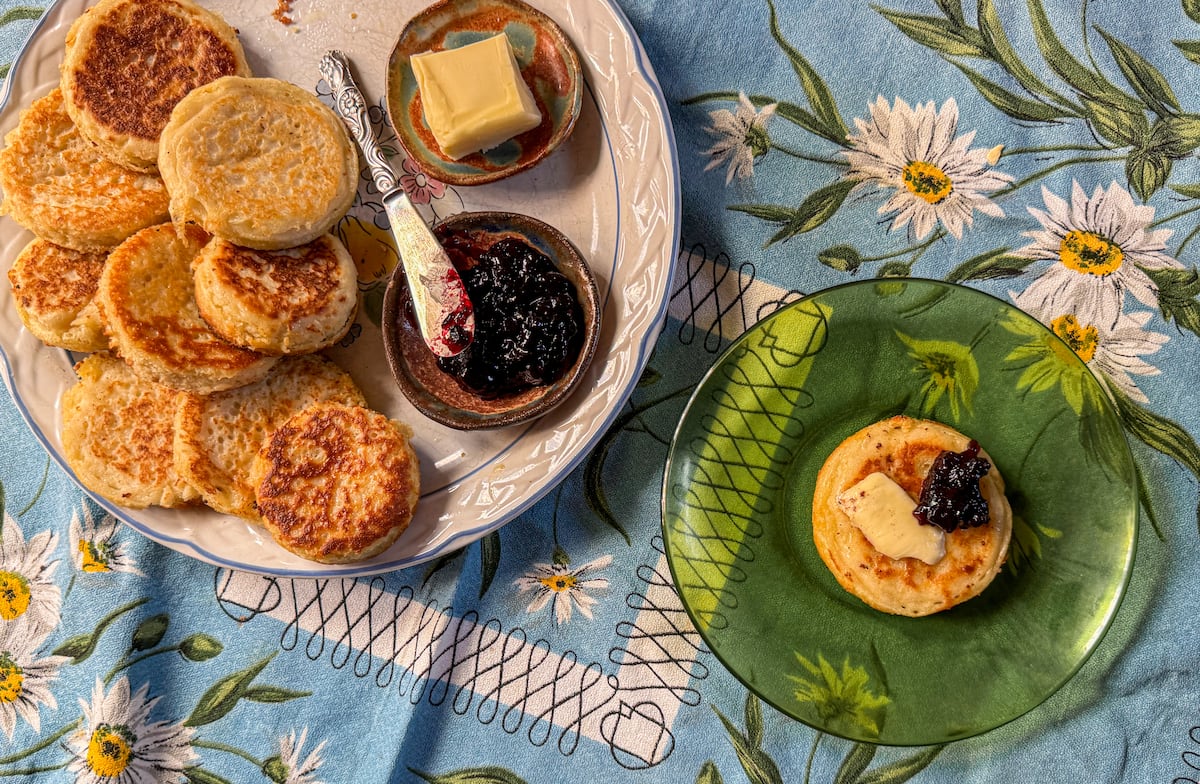 ‘Crumpets’, los bollitos ingleses con agujeros que no necesitan horno | El Comidista | Gastronomía