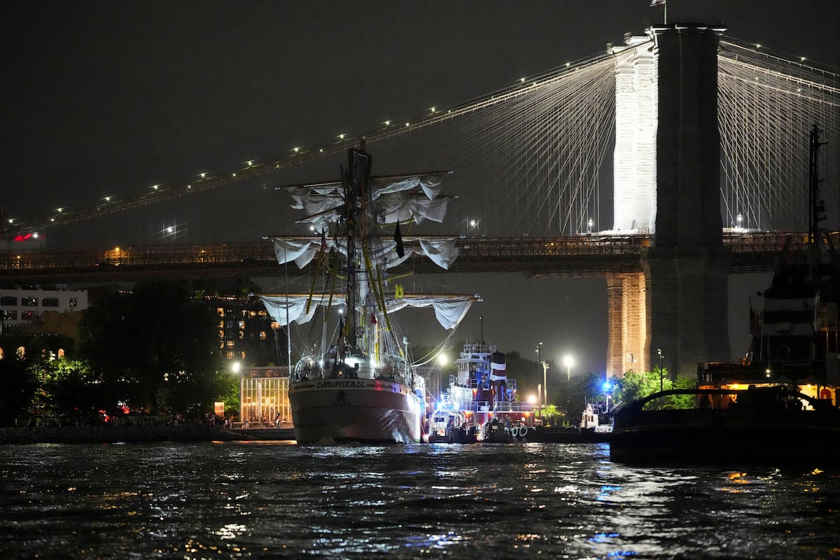 Las imágenes del choque del buque ‘Cuauhtémoc’ con el puente de Brooklyn