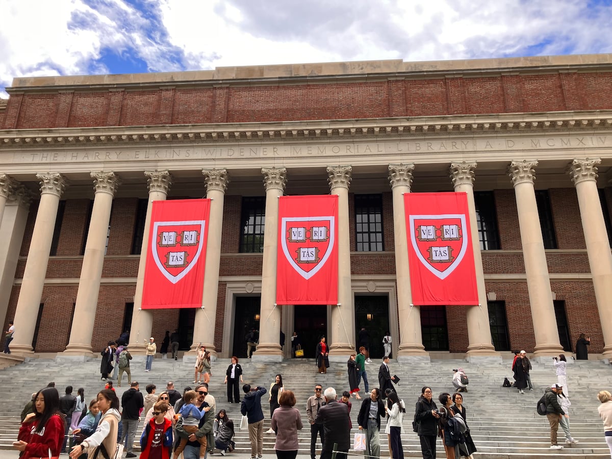 Trump redobla su presión sobre Harvard con la cancelación de todos los contratos federales con la universidad | Internacional