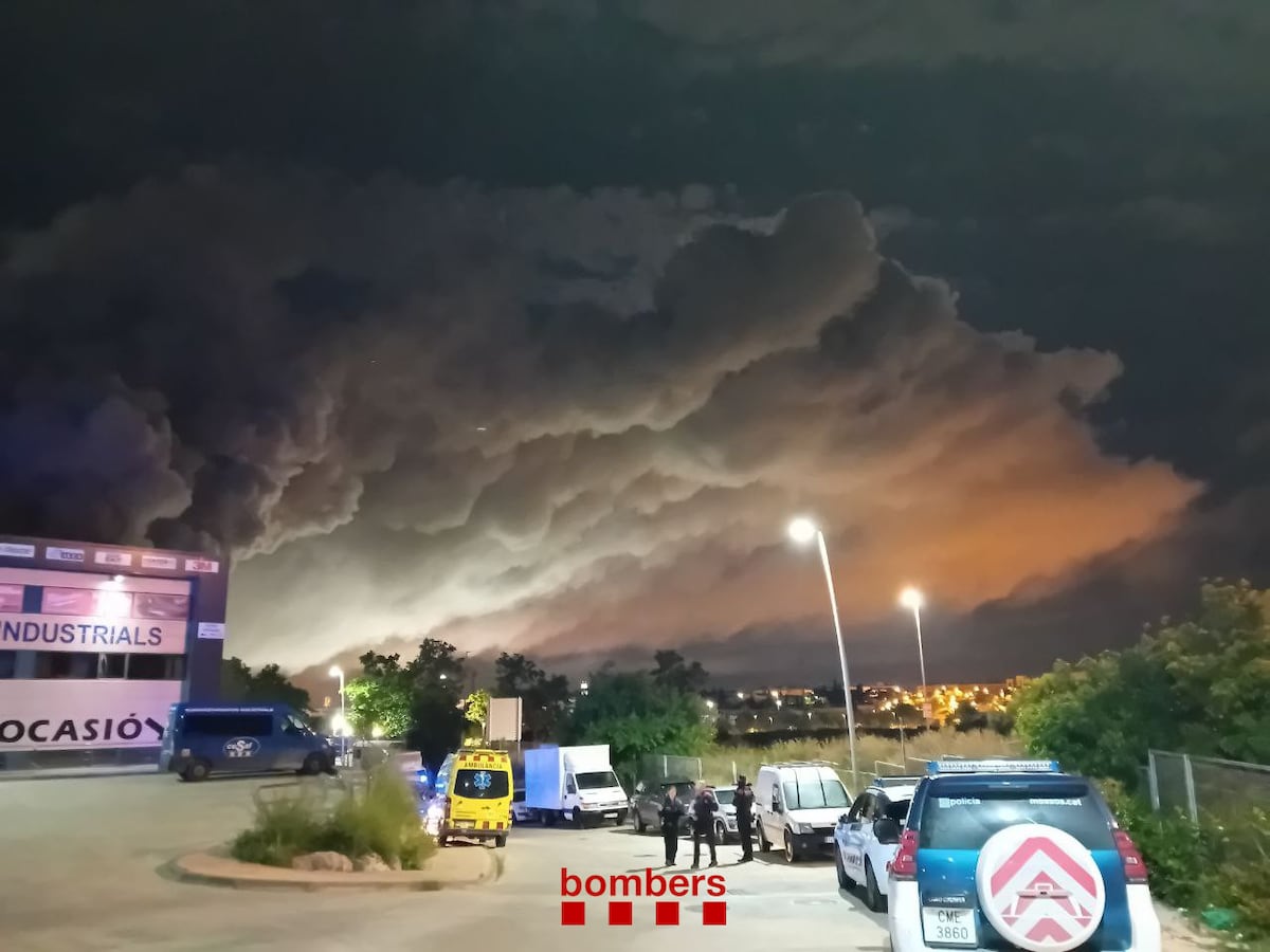 Un incendio en una nave con 70 toneladas de cloro obliga a confinar cinco municipios catalanes | Noticias de Cataluña